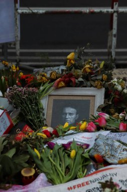 Berlin, Almanya - 3 Mart 2024. Rusya Federasyonu Başkanlık Seçim Günü 'nde Rusya Büyükelçiliği önünde Alexey Navalny Spontane Anma Töreni' nde bir sürü alçak, fotoğraf, mum vardı.