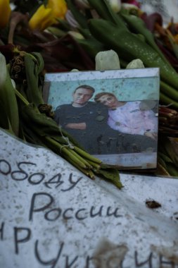Berlin, Almanya - 3 Mart 2024. Alexey Navalny Memorial 'da, Rusya Federasyonu' nda Rusya Büyükelçiliği önünde Alexey ve Julia Navalny 'nin fotoğrafı var. Putin 'e karşı öğlen.