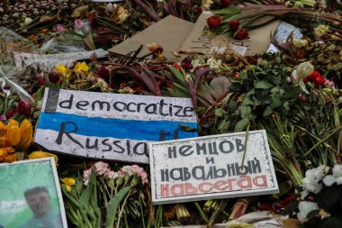 Berlin, Almanya. Mart, 3, 2024. Rusya 'yı, Nemtsov' u ve Navalny 'yi Demokratik Konsolosluğu önünde Demokratikleştir. Siyasetçi Alexei Navalny onuruna..