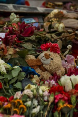 Berlin, Almanya. Mart, 3, 2024. Rus politikacı Alexei Navalny 'nin anısına Rusya Federasyonu Büyükelçiliği önünde bir sürü çiçek, mum ve oyuncak ayıyla yapılan spontane tören.
