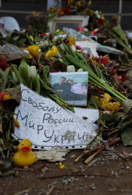 Berlin, Almanya - 3 Mart 2024. Alexey Navalny Memorial 'da, Rusya Federasyonu' nda Rusya Büyükelçiliği önünde Alexey ve Julia Navalny 'nin fotoğrafı var. Putin 'e karşı öğlen.