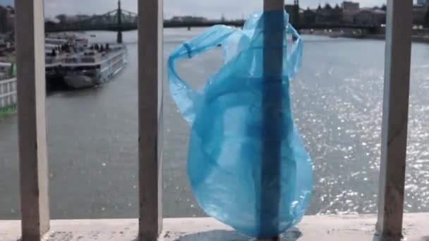 Blaue Plastiktüte Hängt Geländer Der Elisabethbrücke Über Die Donau Budapest — Stockvideo