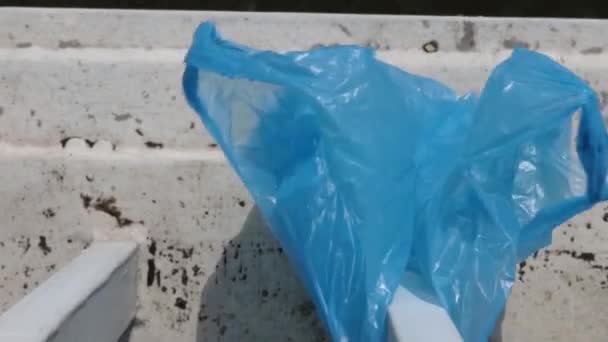 Blauwe Plastic Tas Hangend Aan Reling Van Elisabeth Brug Donau — Stockvideo
