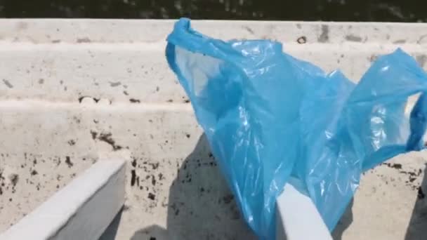 Kék Műanyag Zacskó Lóg Erzsébet Híd Korlátján Donau Folyó Felett — Stock videók