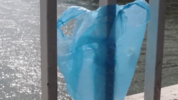 Blauwe Plastic Tas Hangend Aan Reling Van Elisabeth Brug Donau — Stockvideo