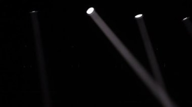 Lazer ışınlı sahne ışıkları. Parlak parlak ışıklar yanıp sönüyor. Siyah arka planda, koyu mavi, hafif ışık huzmesi yansıtıcıları. Boş kopyalama alanı