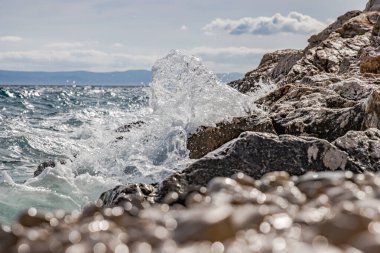 Makarska Riviera 'nın Nugal sahilindeki Makarska ve Tucepi kasabaları arasında inanılmaz bir kıyı manzarası var. Hırvatistan 'ın Dalmaçya bölgesi. Güneşli bir yaz gününde güzel dalgalar. Uzayı kopyala Seçici odak
