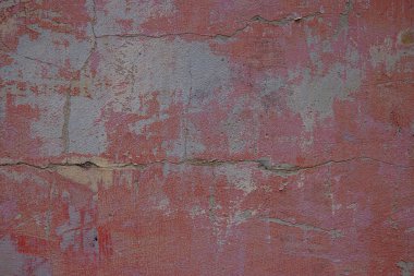 Yaşlanmış ve çatlamış yüzey. Çatlak ve ezmeli eskimiş pembe duvar. Grafik tasarımı, web ve dijital sanat için harika bir rustik vintage arka plan.