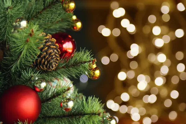 Bokeh arkaplanı bulanık dekore edilmiş Noel ağacı.