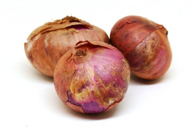 Shallot beyaz arka planda bir grup oluşturdu. Baharatlar pişiyor. Bahçeden taze soğan. Shallot yüzey arkaplanı.