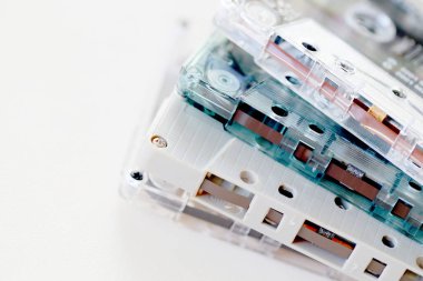 Klasik ses kasetleri beyaz arkaplanı kapatır