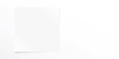 Beyaz arkaplandaki kağıt parçasının kare şekli beyaz arkaplan resimlerinde boş alan var