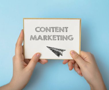 Açık mavi arka planda metin içeriği pazarlama kartı yakın görünümde. İletişim ve marka itibarı. İş çalışması