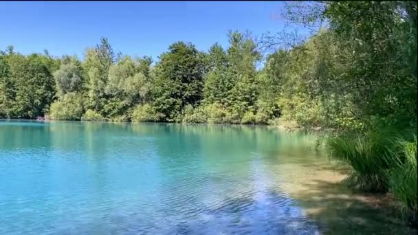 Piękny Krajobraz Jeziora Lecie Lśniący Turkusowy Water Lake Granitowym Kamieniołomie — Wideo stockowe