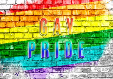 Tuğla duvarda gökkuşağı bayrağıyla eşcinselim diye mesaj at. LGBT gurur ayı Yüksek kaliteli fotoğraf