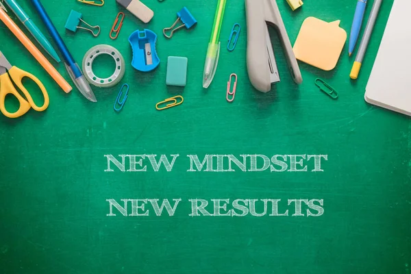 Groen Schoolbord Met Briefpapier Tekst New Mindset New Results Hoge — Stockfoto
