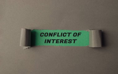 Gri yırtık arka plan ile ilgili yazılar çıkar çatışması. Yüksek kalite fotoğraf