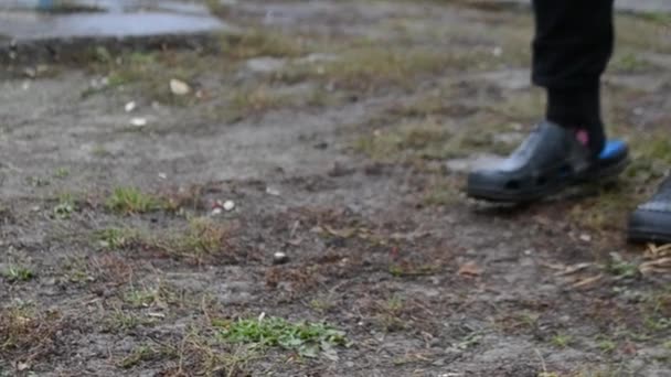 Kadın Ayakları Terliklerle Kamerada Islak Zeminde Yürüyor — Stok video