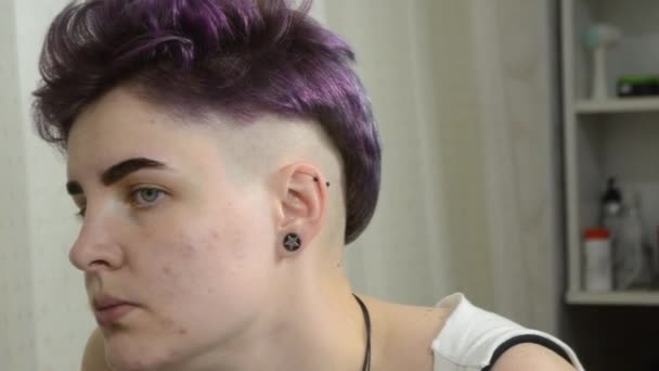 Fille Aux Cheveux Violets Regarde Dans Miroir — Video
