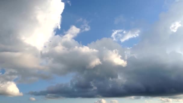 White Gray Clouds Blue Sky Sunset Summer Time Lapse — Vídeos de Stock