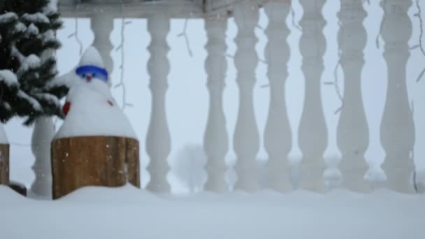Yüksek Kaliteli Noel Videosundan Önce Ince Kar Balkonu Kaplıyor — Stok video