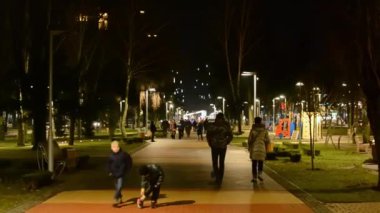 Ukrayna, Vinnytsia - 2021: Çocuklar akşam parkında yüksek kaliteli video yürüyüşü