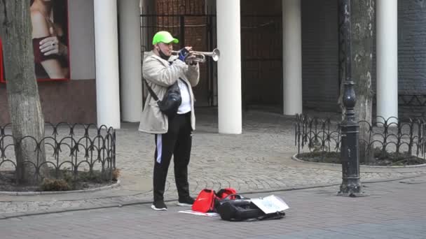 Ukraine Vinnytsia 2021 Street Musician Playing Trumpet High Quality Video — Stock Video