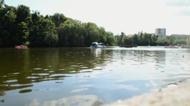 Ukrayna, Vinnytsia - Haziran 2021: Dinlenen insanlarla dolu böcek nehri