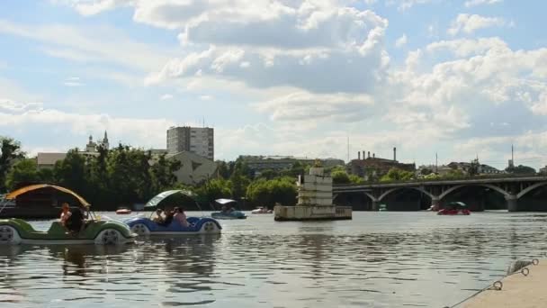Ukraine Winniza Juni 2021 Menschen Schwimmen Auf Flüssen Auf Katamaranen — Stockvideo
