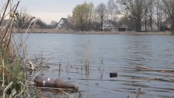 河流中的塑料垃圾漂浮物与环境污染高质量视频 — 图库视频影像