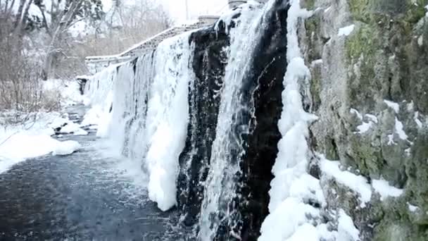 Impresionante Video Una Pequeña Cascada Rodeada Nieve Piedras Video Alta — Vídeos de Stock