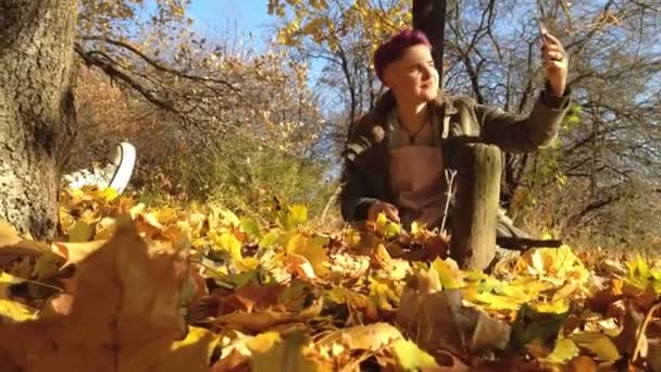 女孩在秋天的森林里 在夕阳西下时打电话给自己高质量的Fullhd录像 — 图库视频影像