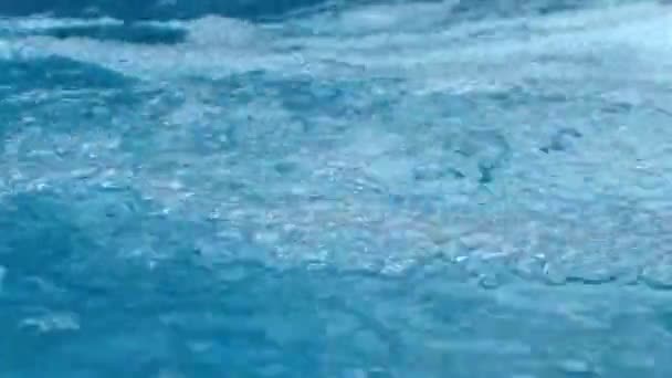 夏のプールウォーターの穏やかなビデオ 楽しい滝の泡高品質フルHd映像で飾られています — ストック動画