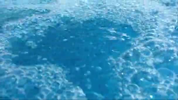 プールサイドの滝から水泡をキャプチャするビデオをキャプチャする高品質フルHd映像 — ストック動画