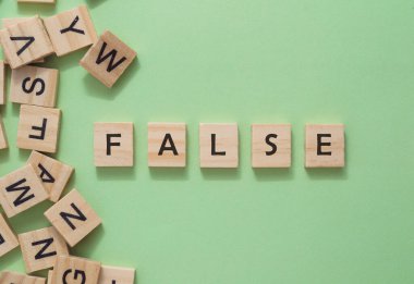 Tahta harflerden oluşan bir karmaşa yanlış sözcüğü heceliyor. Harfler görüntüye dağılmış, bazıları birbiriyle örtüşüyor. Sahne karmaşa ve düzensizliktir.