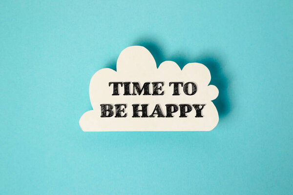 Белое облако со словами "Время быть счастливым", написанными чёрным. Концепция позитива и надежды, побуждающая зрителя сосредоточиться на настоящем и найти радость в моменте