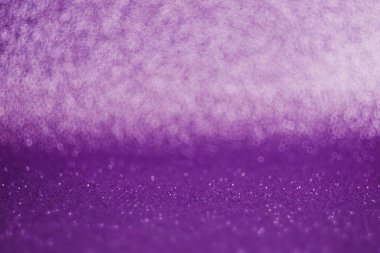 Bulanık mor bir çizgi içeren mor bir fon, genel kompozisyona biraz zarafet ve entrika katıyor..