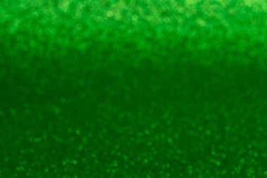 Yumuşak, bulanık yeşil ve beyaz desenli canlı bir arka plan doğal güzellik ve sükuneti çağrıştırıyor..