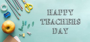 Bir sürü okul malzemesi ve mutlu öğretmenler günü tabelası olan yeşil bir geçmişi var. Malzemeler arasında bir kalem, bir makas ve bir cetvel var.