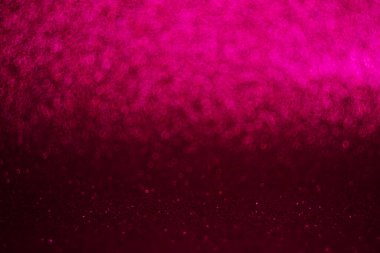 Yumuşak pembe bir arkaplan, hafif bulanık pembe bir çizgi ile, genel kompozisyona derinlik ve zarafet ekler..