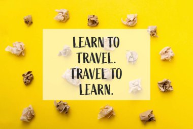 Üzerinde buruşuk kağıtlar olan sarı bir arka plan. 