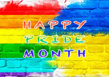 Gökkuşağı renginde renkli bir duvar ve üzerinde 