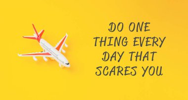 Küçük bir uçak sarı bir arka planda her gün seni korkutan bir şey yapıyor. Altında yazılı.