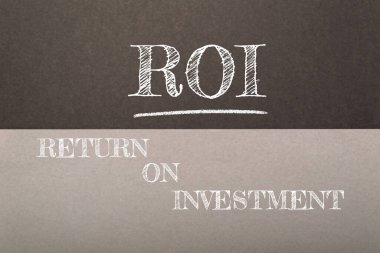 Üzerinde ROI yazan bir karatahta. ROI kelimesi beyazla yazılır ve harfler siyahla çizilir. Görüntü gri ve beyaz bir arkaplan