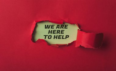 Kırmızı bir arka plan ve yırtık bir kağıt parçası yardım etmek için burada olduğumuzu söylüyor. Yırtık kağıt mesajın önemli olduğunu ve görülmesi gerektiğini söylüyor.