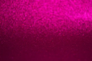 Göz kamaştırıcı pembe bir zemin ışıl ışıl parçacıklarla bezenmiş, sahneye biraz cazibe ve sihir katıyor..