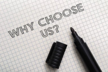 Siyah bir kalem grafik kağıdına dayanır, ucu soruyla yazılıdır. Bu bize bir soruşturma ya da tartışma noktası öneriyor, muhtemelen bir iş ya da akademik bağlamda..