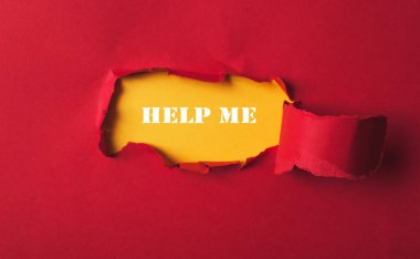 Üzerinde delik olan kırmızı bir kağıt ve beyaz harflerle yazılmış bana yardım et. Acil durum ve hassasiyet kavramı, sanki birinin yardıma ihtiyacı varmış gibi.