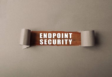 Üzerinde Endpoint Güvenlik yazan yırtık bir kağıt parçası. İmajın bir hassasiyet ve ihtiyat havası var.