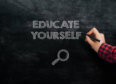 Kelimeyi yazan kişi kendini bir tahtaya eğitir. Kişi bu kelimeyi yazmak için bir işaret kullanıyor.